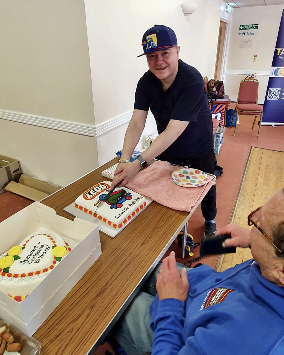 Stewart cutting the cake, right across the duck’s neck!